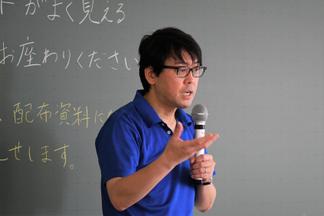 小論文アドバイスをする小津准教授