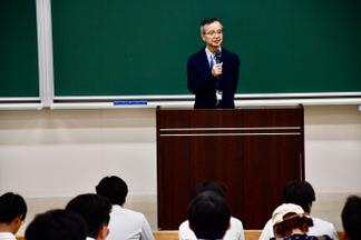 開会にあたり挨拶をする荒井副学長