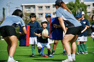 代表候補選手にタックル