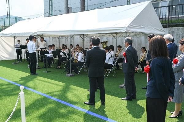 完成行事では吹奏楽部の学生が演奏を披露