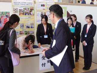 来賓の受付対応をする学生