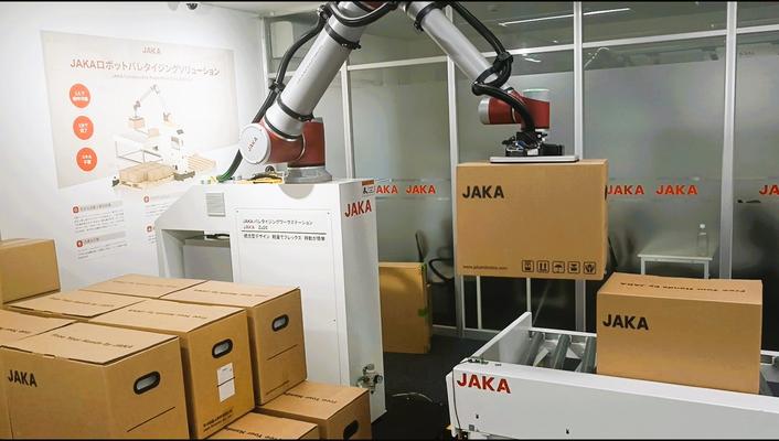 段ボールをひょいっと運ぶロボット（JAKAにて）