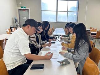 学食「御井学館食堂」の徳永さんと打ち合わせ