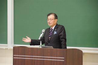 開会の挨拶をする永田見生理事長・学長