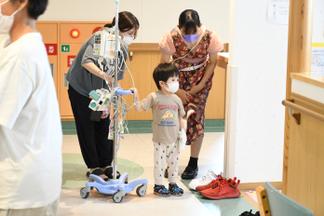 音楽に引き寄せられる子ども