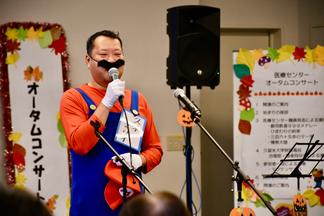 主催者を代表して挨拶をする整形外科の久米医師