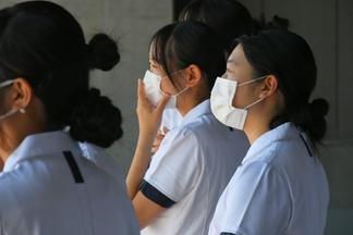 目を輝かせて見学する参加者