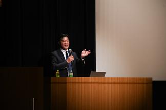講演する村元氏
