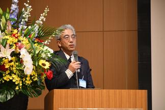 本学の取り組みを紹介する石竹達也医学部長