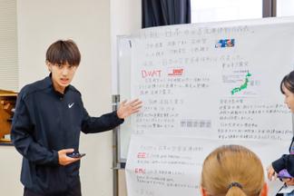 報道員（発表者）は特派員（聴講者）の前でプレゼンテーション