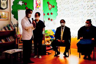 挨拶する水落小児科学講座主任教授