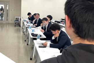 プロからのアドバイスに真剣に耳を傾ける学生