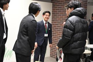 若手社員の中には商学部OBの姿も