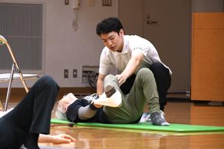 学生たちも参加者のサポートをしました