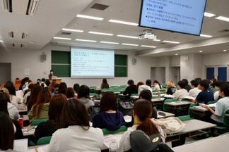 文学部社会福祉学科の学生約60名が参加