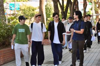 佐世保市内を歩く学生たち