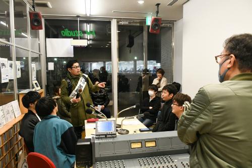 FMスタジオでの取材の様子