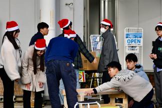 サンタの衣装でイベントの準備をする学生たち