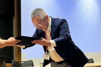 表彰を受ける取越教授