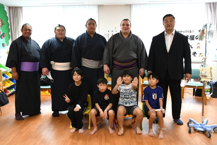 安治川部屋の皆さんと記念撮影、ご訪問ありがとうございました