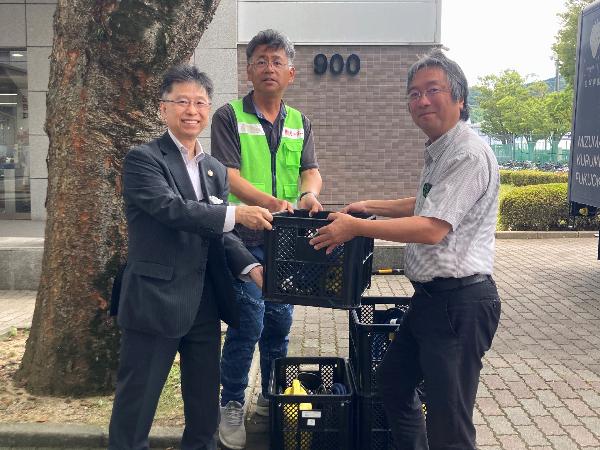 左から伊佐淳経済学部長(元地域連携センター長)、松田教授、特定非営利活動法人価値創造プラットフォーム代表理事の石崎方規様