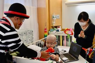 プレゼントを受け取った子ども