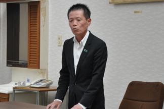 寄付に対する思いを説明する佐藤支社長