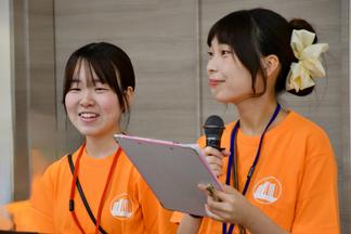 司会進行を務める学生スタッフ