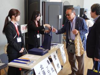 一般参加者の受付対応をする学生