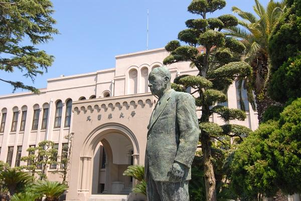 登録有形文化財に登録された大学本館を見守る石橋正二郎氏の銅像