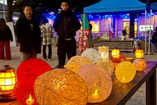 ランタンでライトアップされた会場