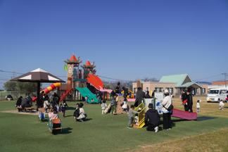 パーク内にある遊具で遊ぶ子供たち