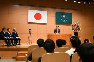 祝辞を述べる内村直尚学長