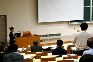 参加者からの質疑に応える様子