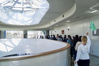 キャンパスの見どころを巡るツアーの様子