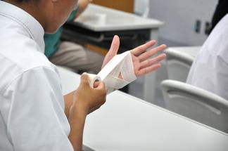 理論を聞きながら、実際にテーピングをしていきます
