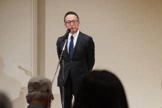 挨拶する先端癌治療研究センター長　古賀教授