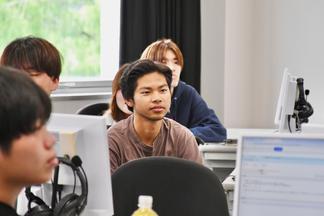 真剣に話を聞く学生たち