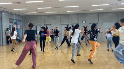 ダンスを使った異文化交流に学生たちが挑戦しました