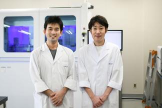研究を一緒に進める梶原亮佑(右)さんと