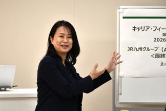 総括する酒井佳世准教授