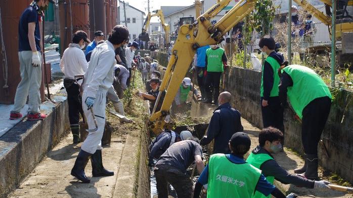 「被災地復興と地域貢献」の授業などで豪雨被害地域の土砂排出作業を支援