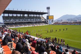 約3,000人のラグビーファンがつめかけたミクニワールドスタジアム北九州