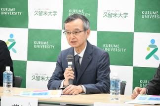 スライドを使って学科のコンセプトを説明する荒井功副学長
