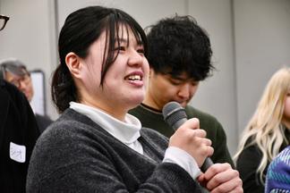 学生チームへコメントを送る職員