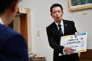 寄付に対する思いを説明する佐藤支社長