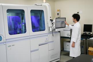 肝炎ウイルスなどの測定に使用する大型機器