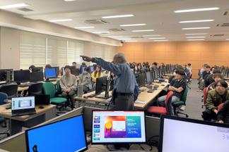 ゲストの話を真剣に聞く学生たち