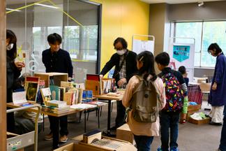 学生や教職員、地域の方など10店舗が出店