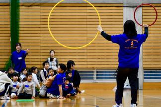 カラフルなフラフープを使って遊びます